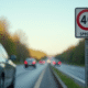Autoroute moderne avec panneau de vitesse minimale en journée