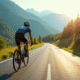 Cycliste en pleine montée sur une route en montagne avec le Plateau de Beille en arrière-plan