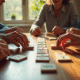 Groupe de personnes jouant au Rummikub autour d'une table