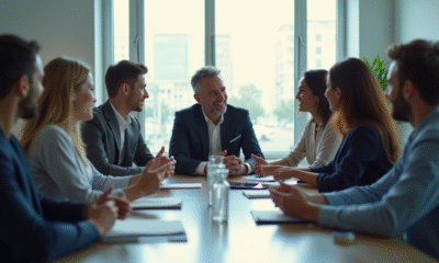 Groupe de professionnels en réunion collaborative dans un bureau lumineux