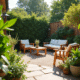 Petit jardin en désordre avec plantes et meubles volumineux