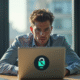 Jeune homme frustré devant un ordinateur avec VPN barré