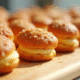 Mini choux au craquelin dorés sur une table en bois