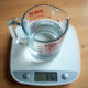 Verre mesureur rempli de 500 ml d'eau sur balance